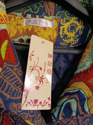 Abrigo estampado de mujer con capucha a estrenar.