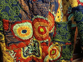 Abrigo estampado de mujer con capucha a estrenar.