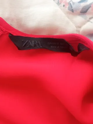 Vestido rojo fiesta con detalle joya