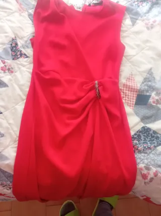 Vestido rojo fiesta con detalle joya