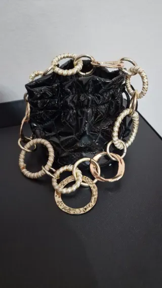 Collana a catena con elementi decorativi