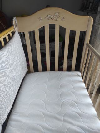 Lettino in legno di faggio per bambini