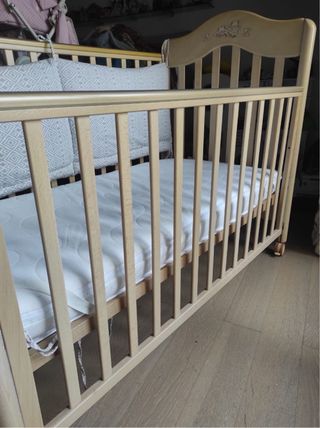 Lettino in legno di faggio per bambini