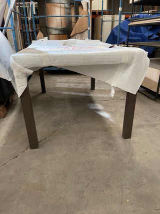 Mesa de jardín metálica marrón