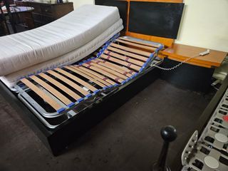 Conjunto de cama, duas mesas de cabeceira, dois es