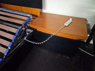 Conjunto de cama, duas mesas de cabeceira, dois es