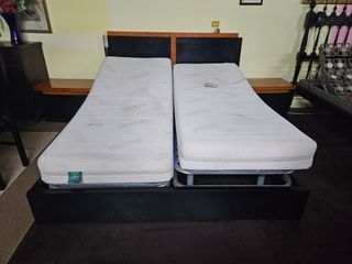 Conjunto de cama, duas mesas de cabeceira, dois es