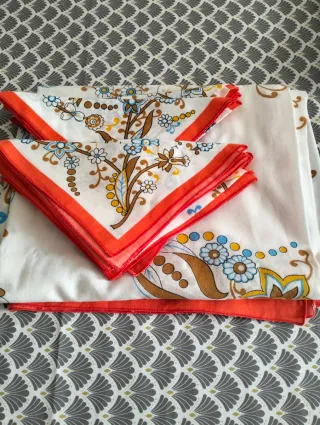 Tovaglia con 12 tovaglioli fantasia floreale