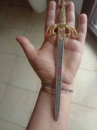 Espositore pugnali con stemma e pelliccia