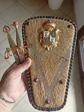 Espositore pugnali con stemma e pelliccia