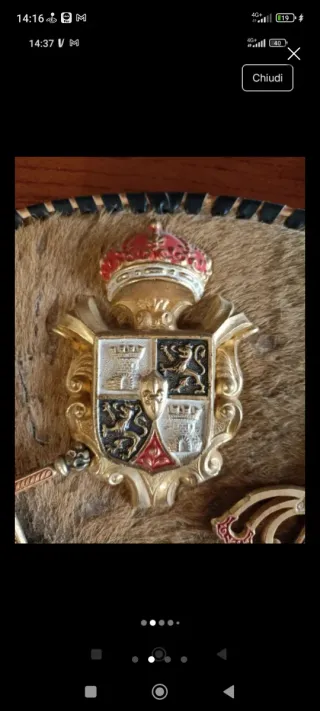 Espositore pugnali con stemma e pelliccia