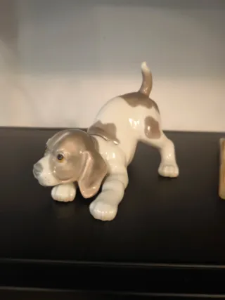 Estantería Negra con Figuras Decorativas