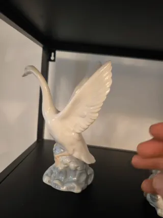 Estantería Negra con Figuras Decorativas