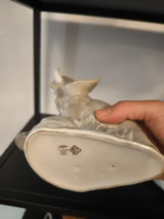 Estantería Negra con Figuras Decorativas