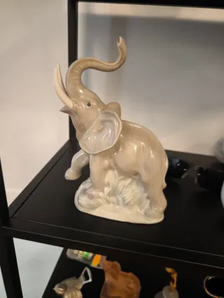 Estantería Negra con Figuras Decorativas