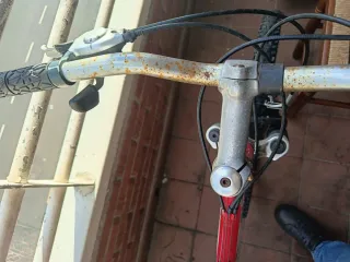 Bicicleta de montaña roja