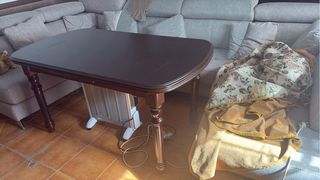 Mesa de comedor de madera oscura