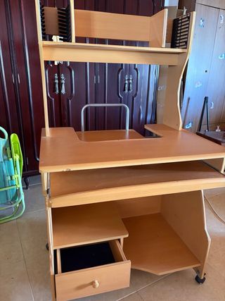 Escritorio de madera con estantería