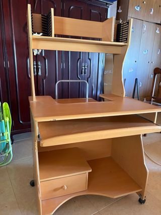 Escritorio de madera con estantería