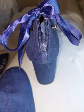 Botines azules con pedrería y lazo