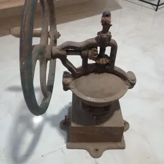 Molino de café antiguo grande