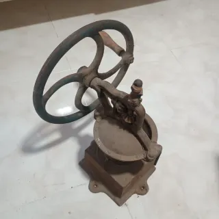 Molino de café antiguo grande