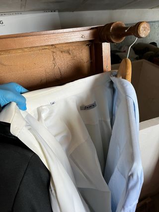 Chaleco de traje y 2 camisas