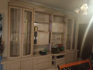 Mueble de salón modular beige y dorado