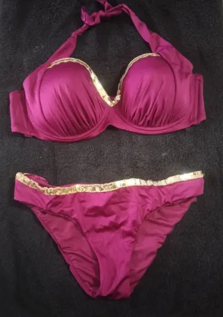 Bikini granate con lentejuelas doradas