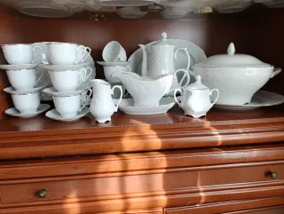 Vajilla de porcelana blanca y dorada