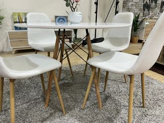 Mesa redonda blanca y patas de madera