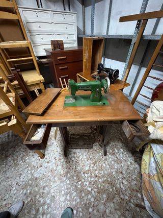 Máquina de coser Wertheim con mesa