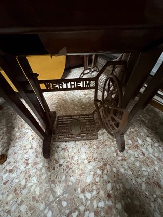 Máquina de coser Wertheim con mesa
