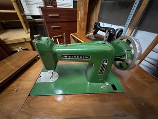Máquina de coser Wertheim con mesa