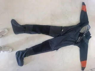 Traje seco Gill gris y naranja