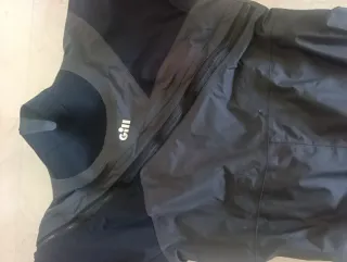 Traje seco Gill gris y naranja