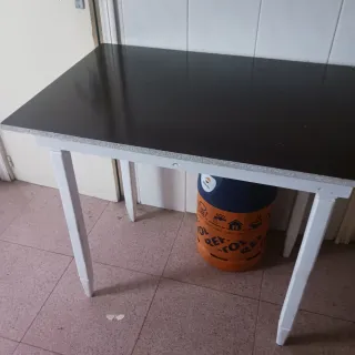 Mesa de cocina negra y blanca