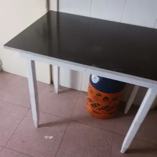 Mesa de cocina negra y blanca