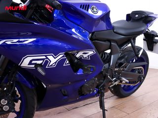 YAMAHA R7