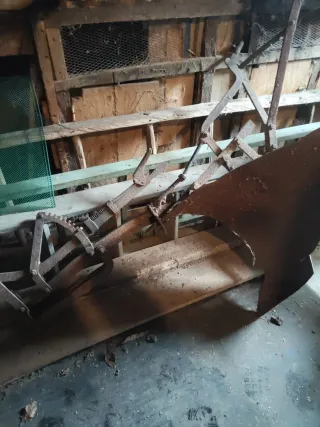 Arado antiguo de hierro