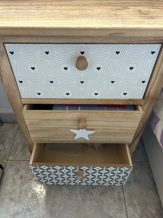 Mesita de noche de madera con cajones