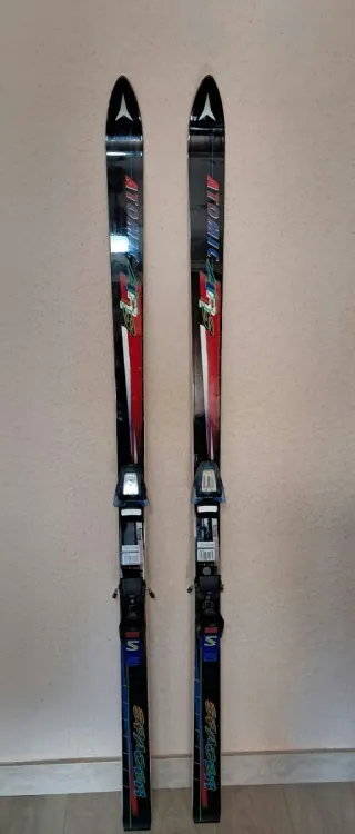 Esquís Atomic con fijaciones Salomon y 4 bastones