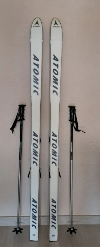 Esquís Atomic con fijaciones Salomon y 4 bastones