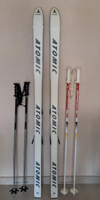 Esquís Atomic con fijaciones Salomon y 4 bastones