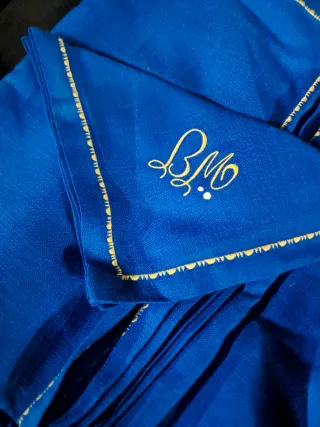 Mantelería azul y negra para mesa