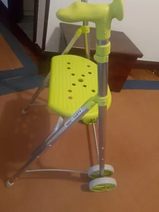 Andador Plegable con Asiento y Ruedas