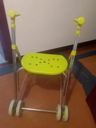 Andador Plegable con Asiento y Ruedas