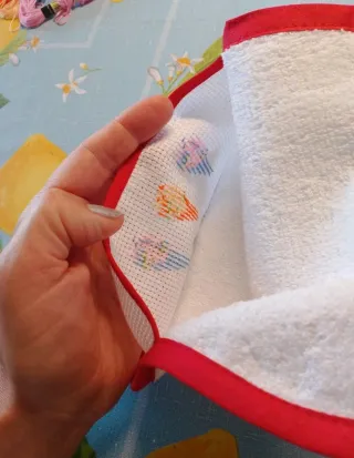 Bavetta neonato con ricamo gelati