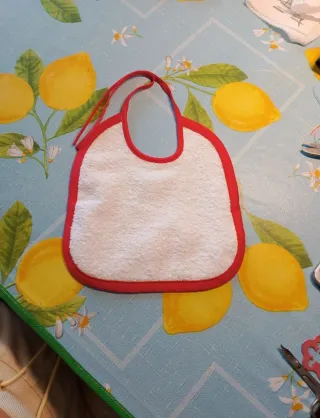 Bavetta neonato con ricamo gelati