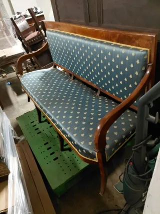 Divanetto vintage in legno con braccioli –